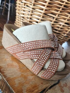 Volatile Rhinestone Suede Platform Wedge Sandals sz 9 Brown